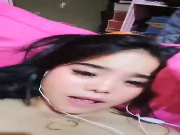 Pamer Memek Basah Lengkap dengan Earphone Putih, Gaya Live Unik yang Tidak Biasa
